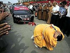 52-летняя китаянка протащила на 30 метров восемь автомобилей, привязанных к ее косе