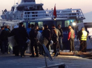 Греция отправила в Турцию первую группу нелегалов