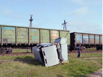легковушка врезалась в грузовой поезд