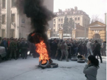 Под АП произошли стычки между протестующими и силовиками
