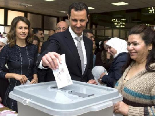 Башар Асад голосует на избирательном участке
