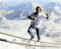 Канатоходец из швейцарии прошел 995 метров по тросу, закрепленному на высоте почти три километра