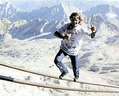 Канатоходец из швейцарии прошел 995 метров по тросу, закрепленному на высоте почти три километра