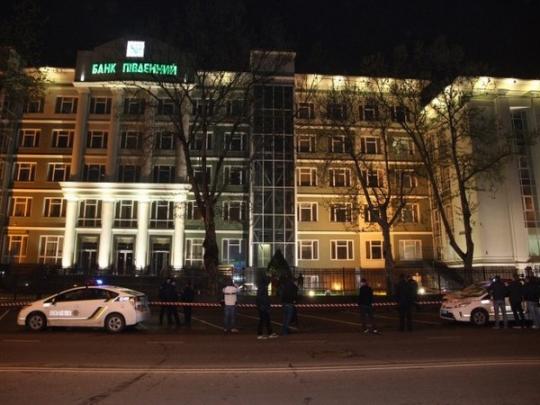 В Одессе из гранатомета обстреляли банк (фото, видео)