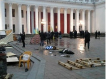 В Одессе неизвестные разгромили майдан против мэра Труханова