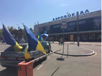 В Одесском аэропорту активисты блокируют прибывших в город депутатов «Оппозиционного блока»