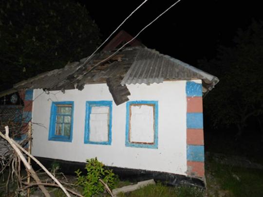 крыша поврежденного здания