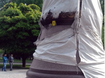 В Полтаве повредили памятник Мазепе незадолго до открытия (фото)