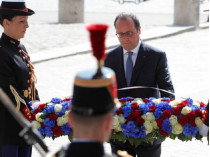 Франсуа Олланд возлагает венок к Могиле неизвестного солдата в Париже