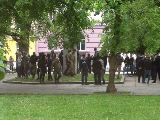 Во Львове активисты пытались снести памятник писателю Тудору (фото, видео)