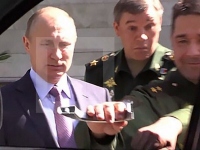 Путина пытаются открыть дверь
