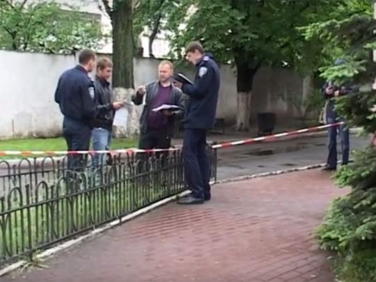 В Киеве неизвестный бросил взрывчатку в здание полиции (фото, видео)