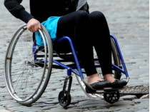 женщина в инвалидной коляске