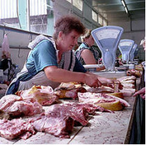 С 1 января могут запретить продавать на рынках домашние сало, мясо, молоко, творог и сметану