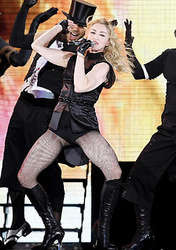 Мадонна дважды потеряла сознание во время концерта в софии, но прекратить шоу категорически отказалась