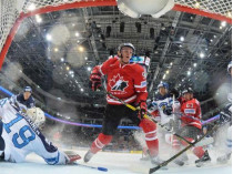 Канадские хоккеисты атакуют ворота финнов