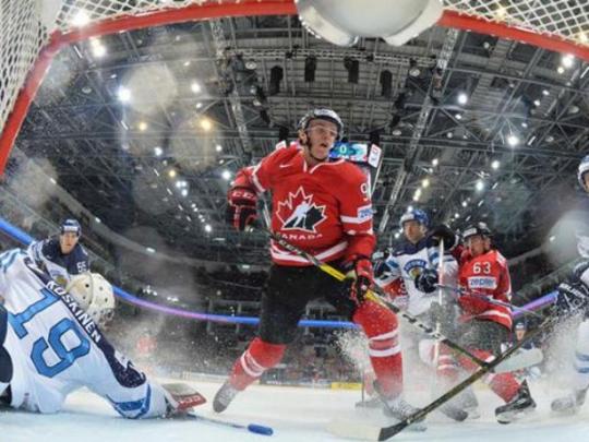 Канадские хоккеисты атакуют ворота финнов