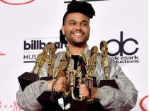 The Weeknd со своими золотыми статуэтками