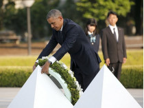 Барак Обама возлагает цветы в Хиросиме