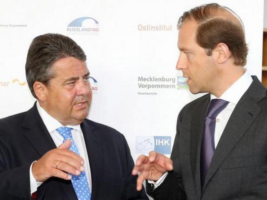 Вице-канцлер Германии Зигмар Габриэль и министр промышленности и торговли России Денис Мантуров
