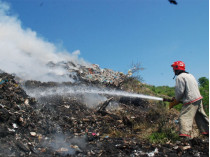 Пожар на свалке возле Львова: троих спасателей завалило мусором, ведутся поиски