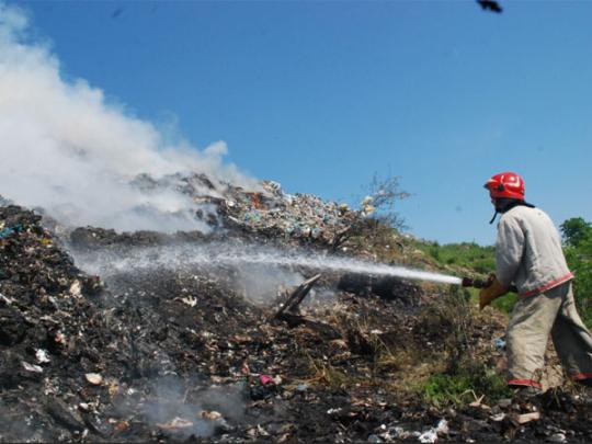 Пожар на свалке возле Львова: троих спасателей завалило мусором, ведутся поиски