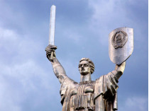 В Киеве монумент «Родина-мать» сносить не будут, но снимут серп и молот со щита