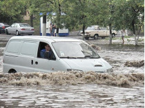В Одессе из-за сильного ливня перестал ходить транспорт, а улицы превратились в реки (фото)