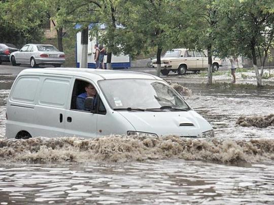 В Одессе из-за сильного ливня перестал ходить транспорт, а улицы превратились в реки (фото)