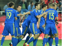 Украинские футболисты радуются первому голу