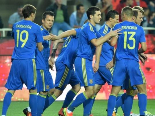Украинские футболисты радуются первому голу