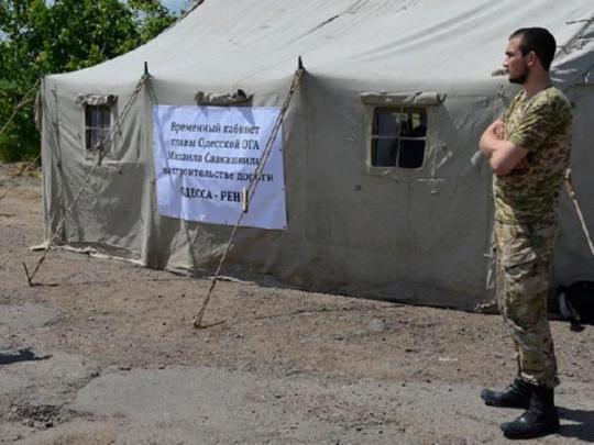 Палатка, в которой Михеил Саакашвили устроил свой рабочий кабинет
