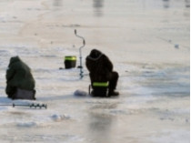 В Киеве трое рыбаков провалились под лед, один погиб&nbsp;— ГСЧС (видео)