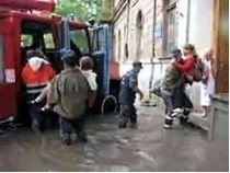 В днепропетровске рухнула в провал глубиной более четырех метров и площадью около 25 квадратных метров проезжая часть улицы чичерина