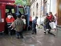 В днепропетровске рухнула в провал глубиной более четырех метров и площадью около 25 квадратных метров проезжая часть улицы чичерина