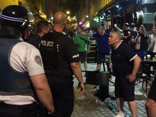 Английские болельщики спорят с марсельскими полицейскими 