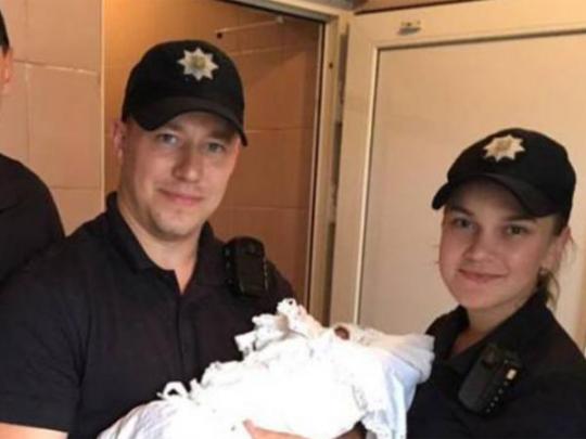 В Мукачево в мужском туалете нашли новорожденную девочку