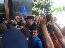 Активисты вынудили одесских депутатов признать добровольцев участниками АТО (фото)