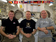 На Землю с орбиты вернулись россиянин, американец и британец (фото)