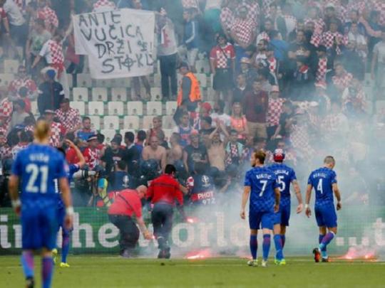 Горящие файеры на поле во время игры сборных Хорватии и Чехии