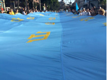 В Киеве пронесли самый большой в мире крымскотатарский флаг (фото)