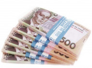 В Прикарпатье пенсионерка пыталась рассчитаться в банке сувенирными гривнями