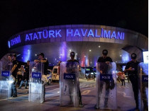 Полицейские перед входом в аэропорт Ататюрка