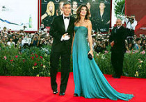 Джордж клуни появился на венецианском кинофестивале, нежно держа за руку сексапильную итальянку элизабету каналис, за которой он прежде&#133; Следил на автомобиле