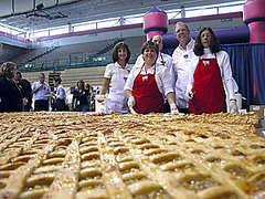 В греции испекли самый большой в мире яблочный пирог