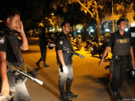 В столице Бангладеш полиция штурмует ресторан, в котором террористы захватили более 30 заложников