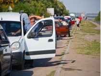 автомобильная очередь в пропускном пункте на Донбассе