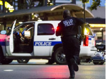 Полицейский в Далласе пытается скрыться от пуль
