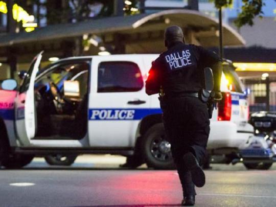 Полицейский в Далласе пытается скрыться от пуль