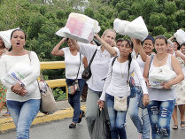 Тысячи венесуэльцев скупали в колумбийских супермаркетах муку, рис, растительное масло, сахар